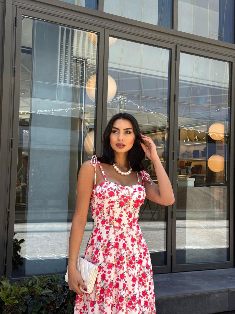 Kırmızı Çiçekli Elbise